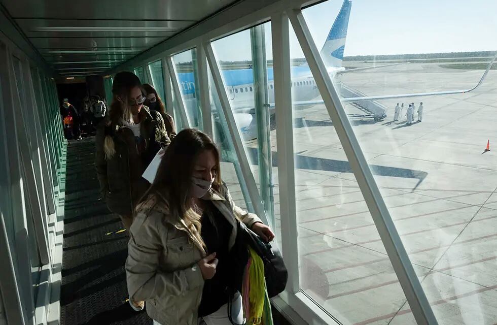 Los mendocinos que viajaron en avión gastaron más que los turistas que llegaron por esa misma vía a la provincia. Foto: Ignacio Blanco / Los Andes