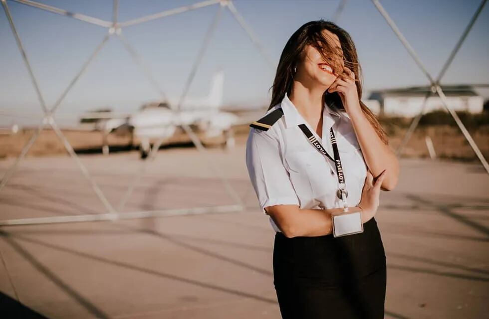 Débora Cerdá (26) es Tripulante de Cabina, Operadora de radio y Señalera de Aeródromo. Hace dos años trabajaba como moza en el Aeropuerto de Mendoza y hoy es una de las embajadoras de la aviación a nivel nacional.