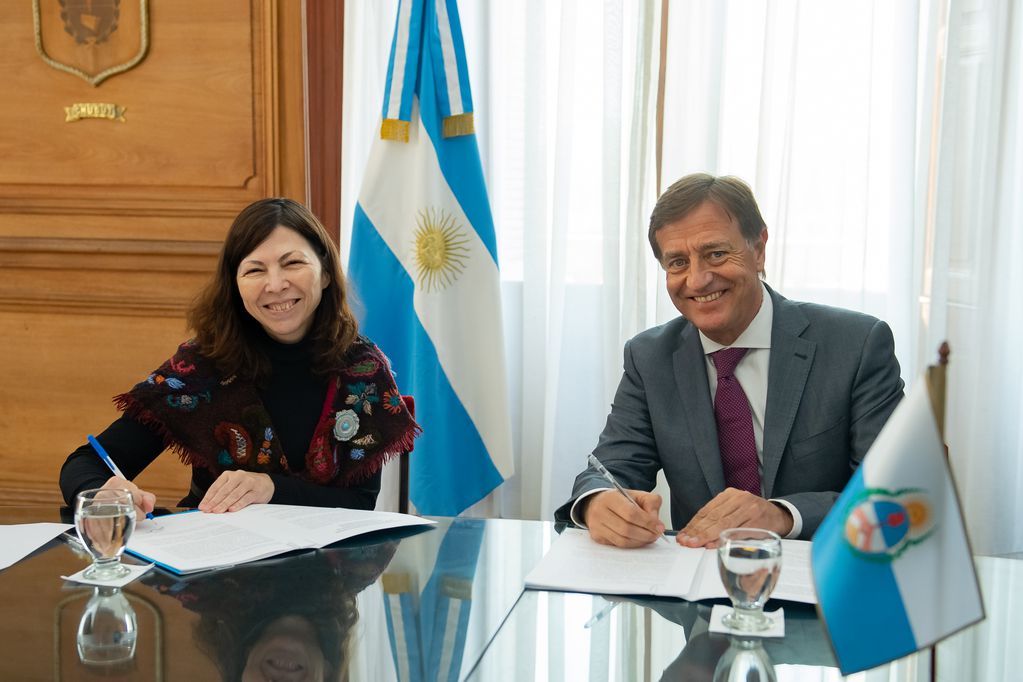 Silvina Batakis y Rodolfo Suárez firmaron el convenio para obras cloacales en el Valle de Uco. Foto: Prensa Interior