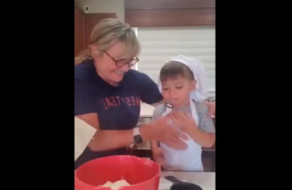 Un video viral muestra lo difícil que es cocinar con este pequeño
