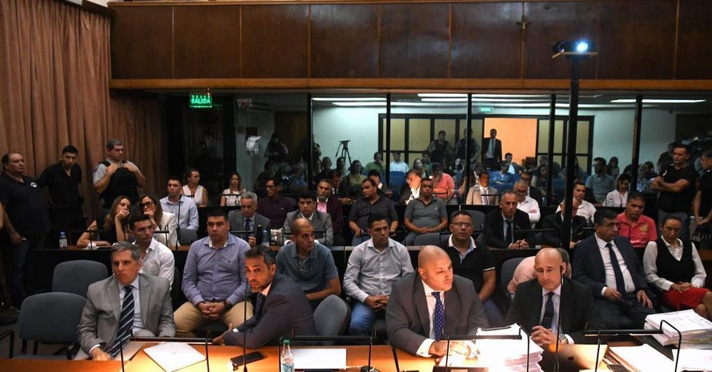Los 14 policias acusados sentados en el tribunal "Amia" de Comodoro Py.
