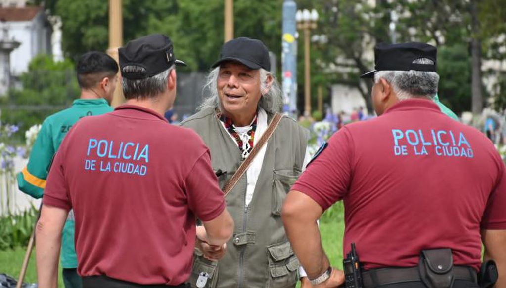 Félix Díaz junto a efectivos de la Policía de la Ciudad, durante el desalojo. Foto: Gobierno de la Ciudad