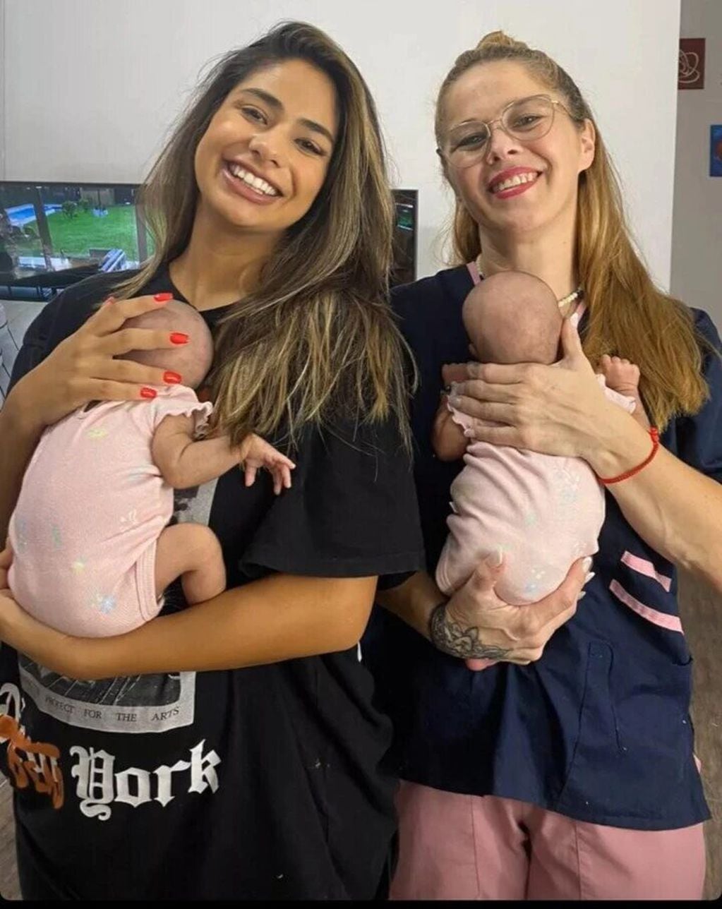 Daniela Celis con sus hijas.