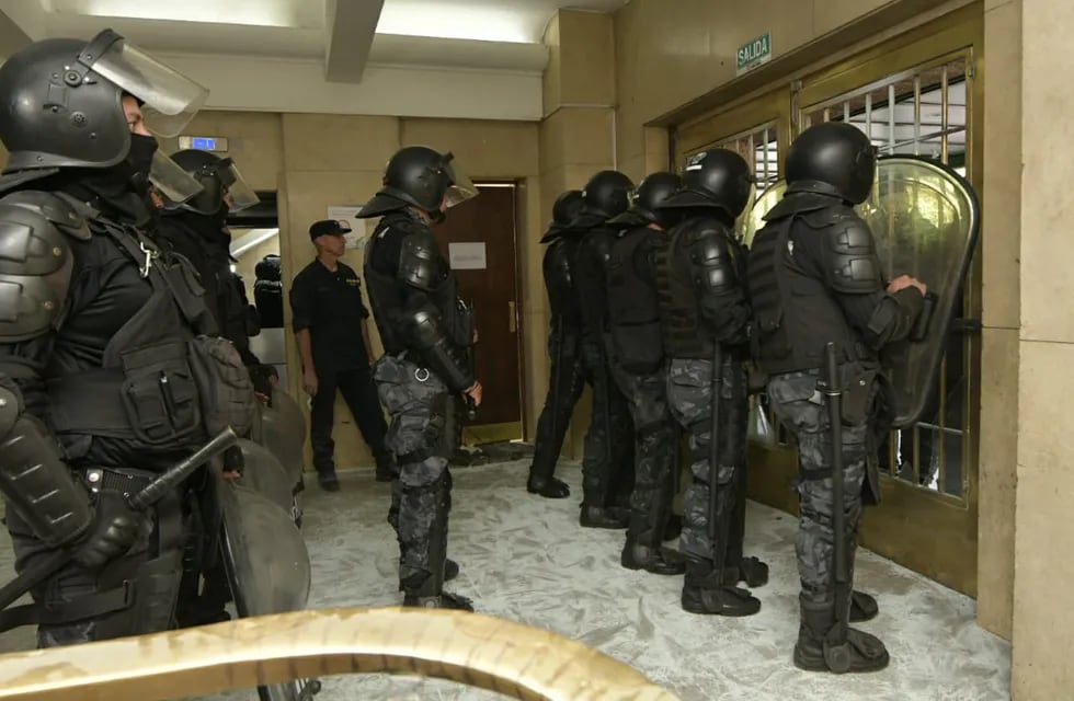 Tensión en Casa de Gobierno: incidentes por una protesta de policías retirados (Orlando Pelichotti / Los Andes)