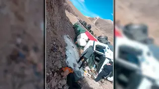 Impactante vuelco de un camión en alta montaña: pérdidas totales