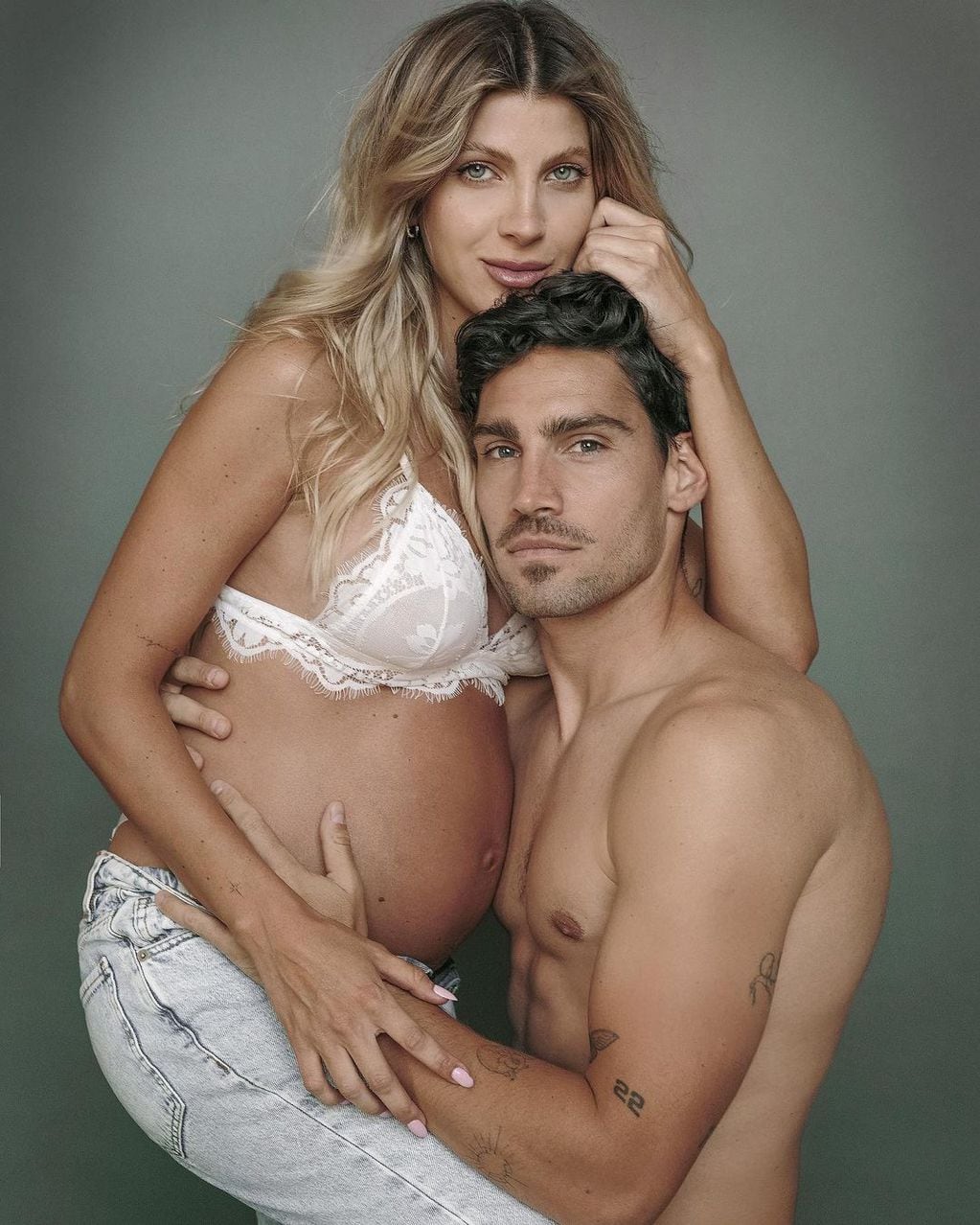 Cande Ruggeri y una producción de fotos sensual con su panza de embarazada