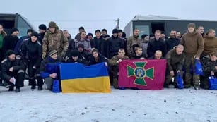 Dozens of Ukrainian and Russian prisoners of war freed in prisoner exchange