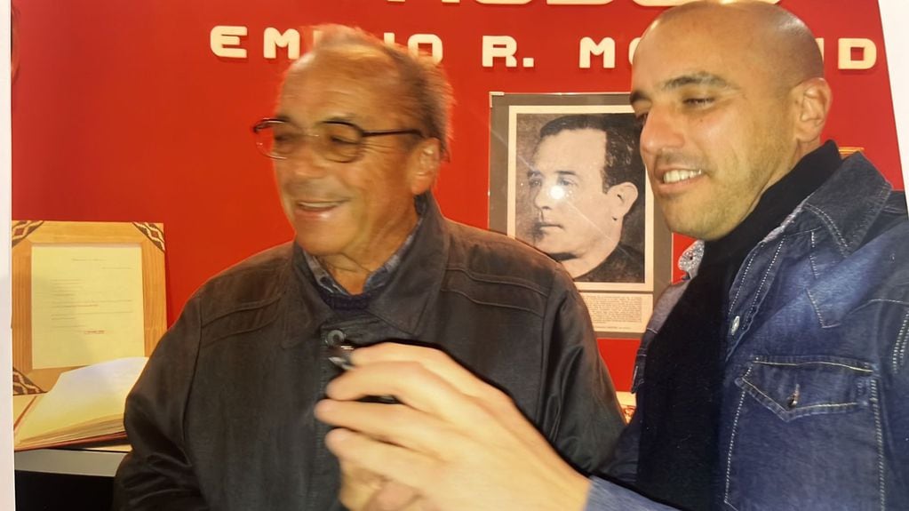 Festejando el aniversario del ascenso, Juan Carlos junto a su hijo Juan Fernando "Cañi" Luque.