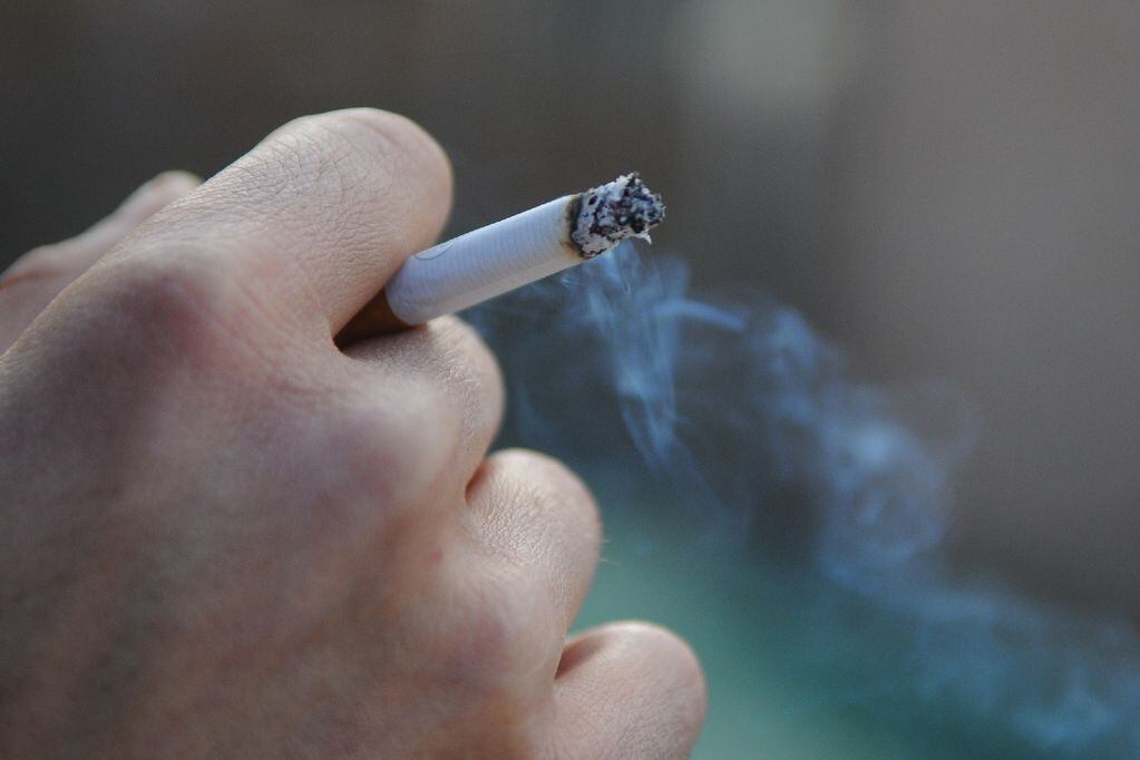 A partir de este lunes, fumar será 6 por ciento más caro