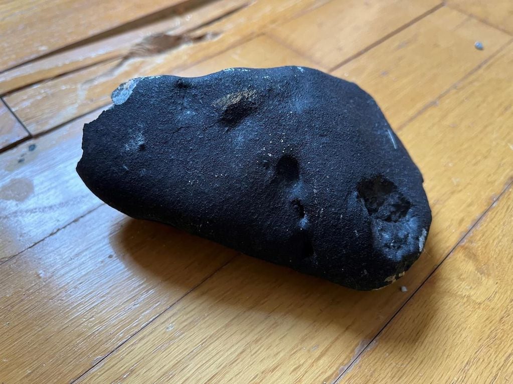 El aparente meteorito rompió el techo y el piso de la vivienda. Foto: Twitter/@adamonzon