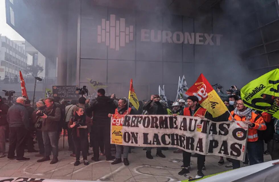 Los manifestantes ingresaron a la Bolsa de París con bengalas y reclamando por la reforma de pensiones de Macron.