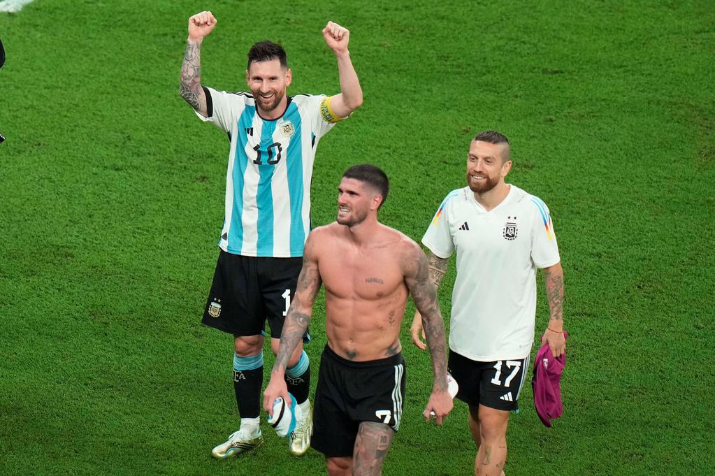 Messi, De Paul y Papu Gómez tras la victoria con Australia (AP)