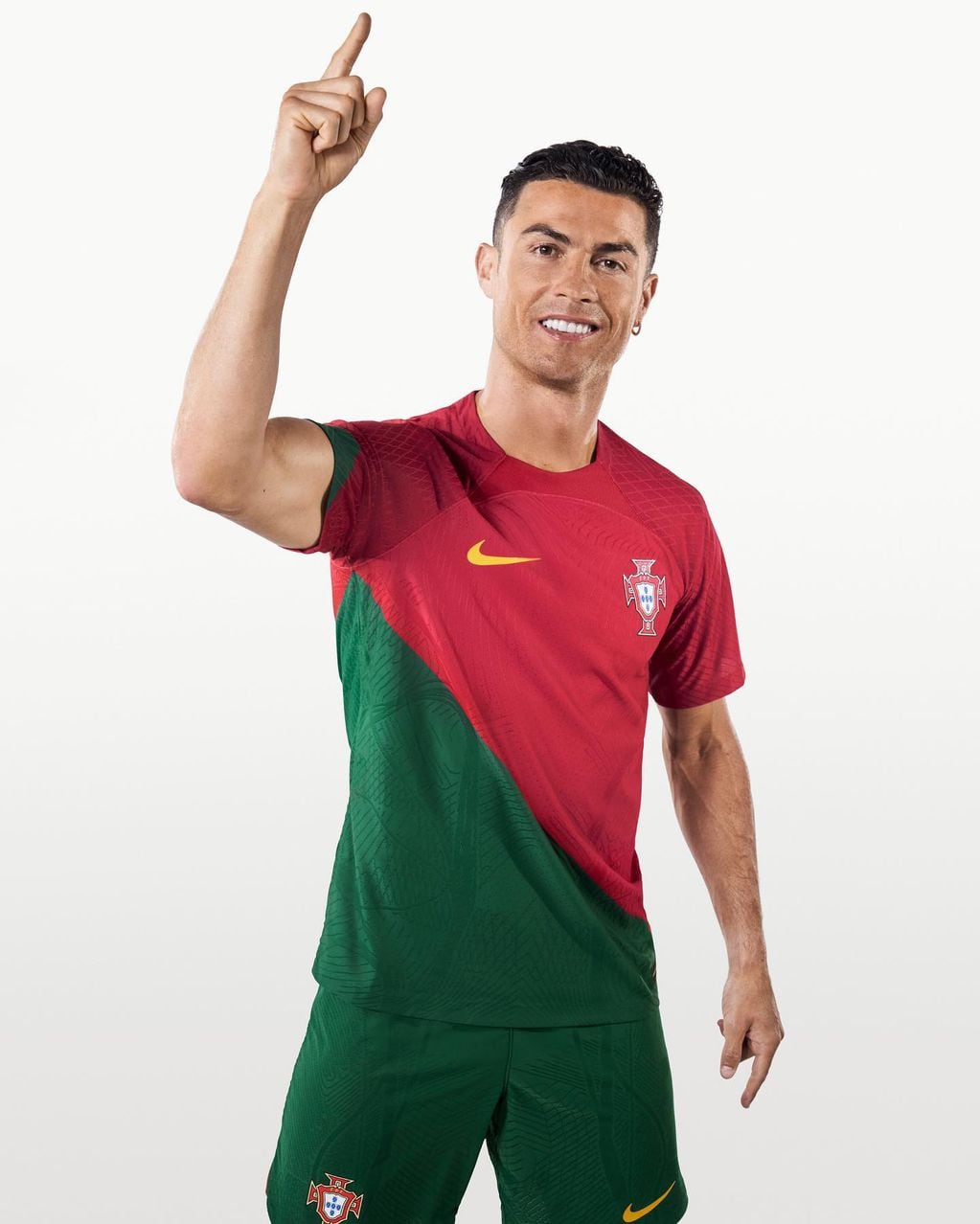 Cristiano Ronaldo luce la camiseta oficial de Portugal