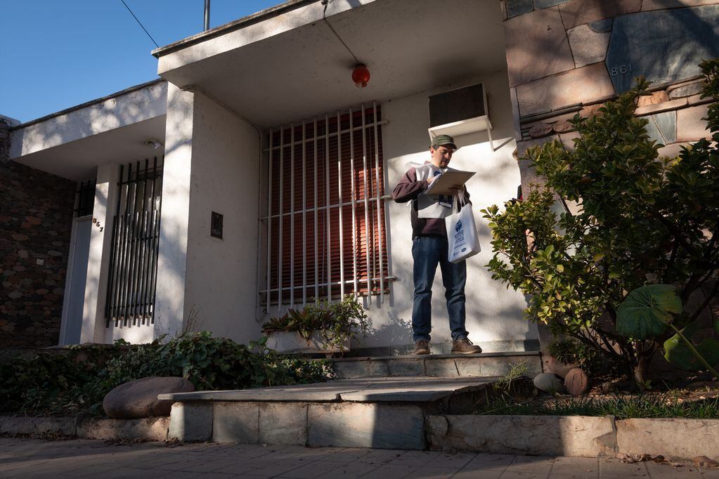 El censista Gabriel Aberastain espera ser atendido en la puerta de una casa. Foto: Ignacio Blanco / Los Andes 