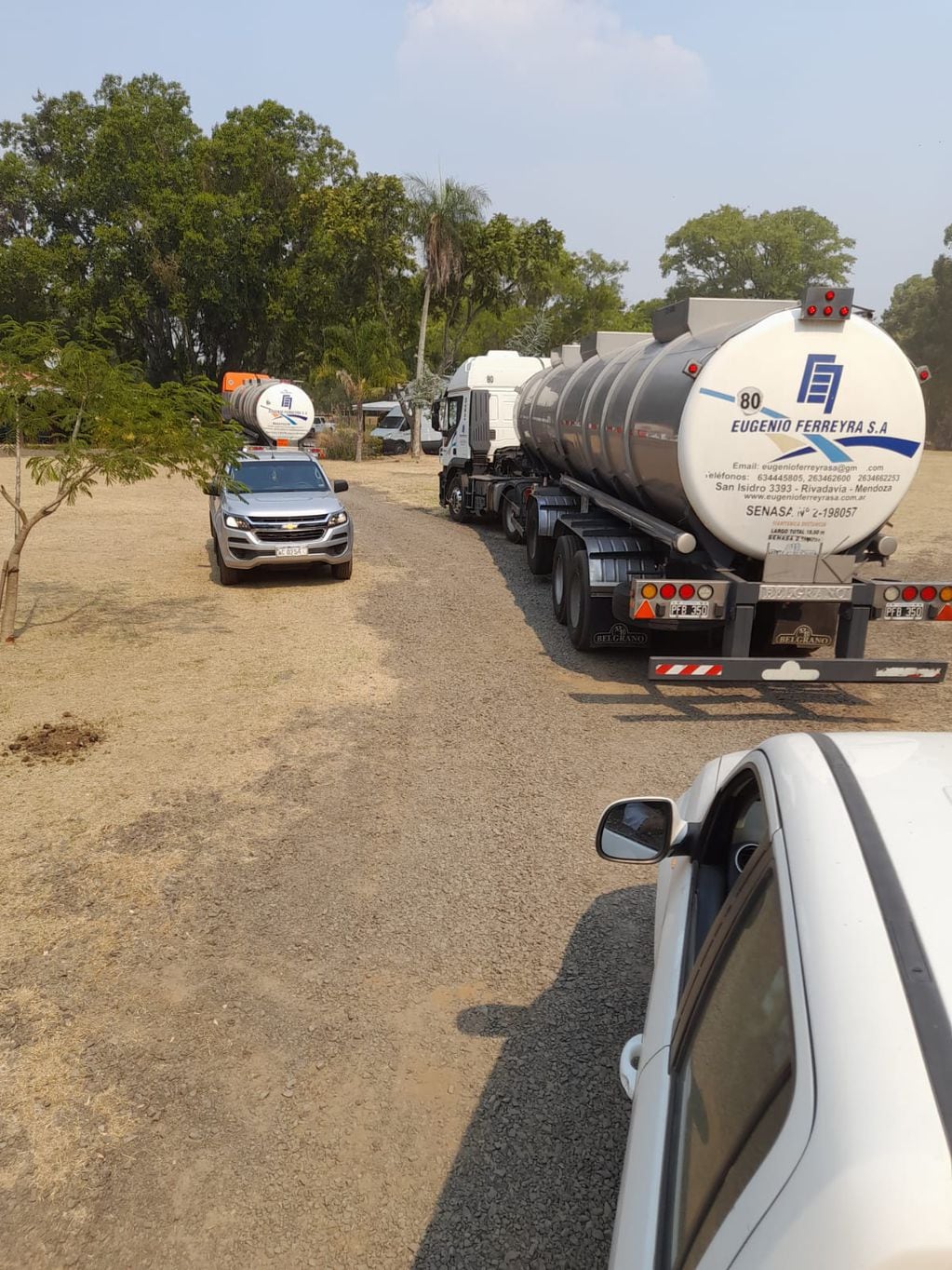 Dos camioneros mendocinos se desviaron de su ruta para cargar agua en un reservorio y llevarla a los brigadistas que combaten el fuego en Corrientes