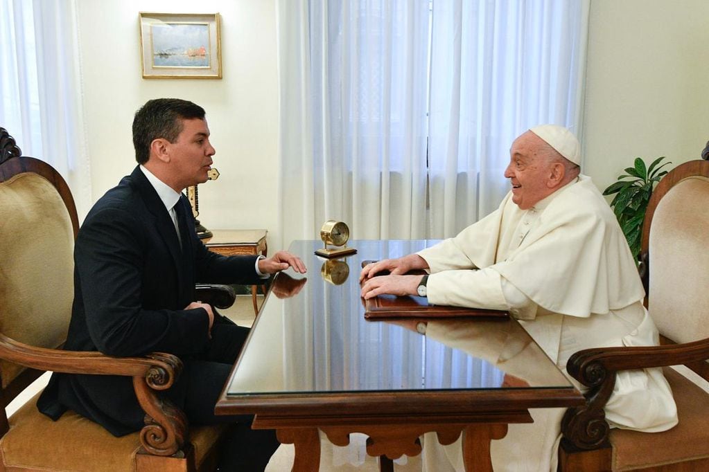 El papa Francisco recibió a Santiago Peña. Foto: X.