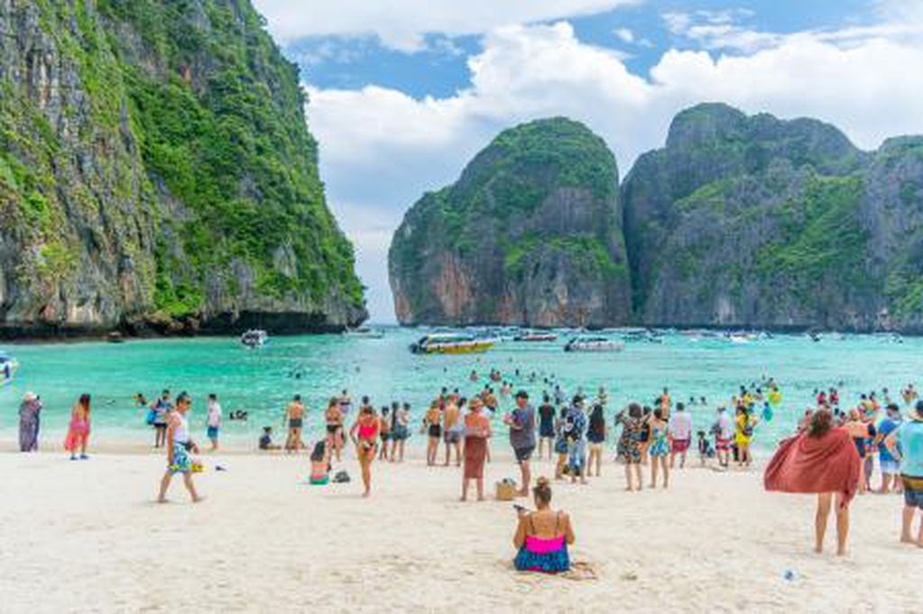 Maya Bay, la paradisíaca bahía tailandesa, deberá ser recuperada luego del daño ambiental provocado por el rodaje de The Beach y millones de turistas. Gentileza