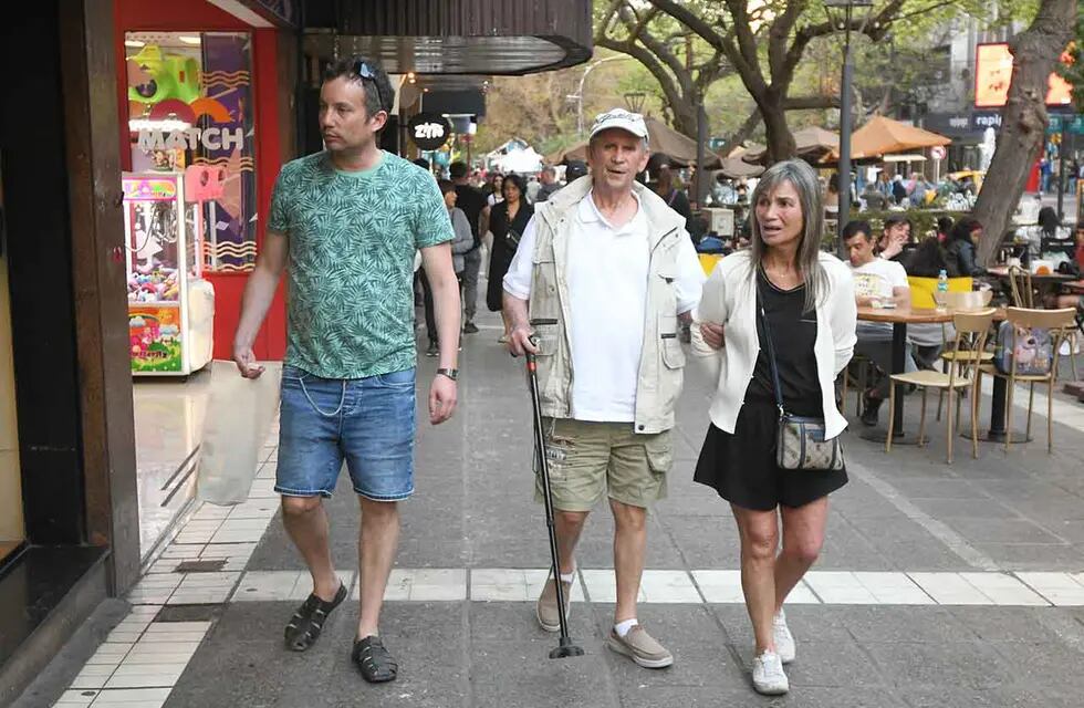 Turistas chilenos de paseo y de compras en Mendoza. Foto: José Gutierrez / Los Andes