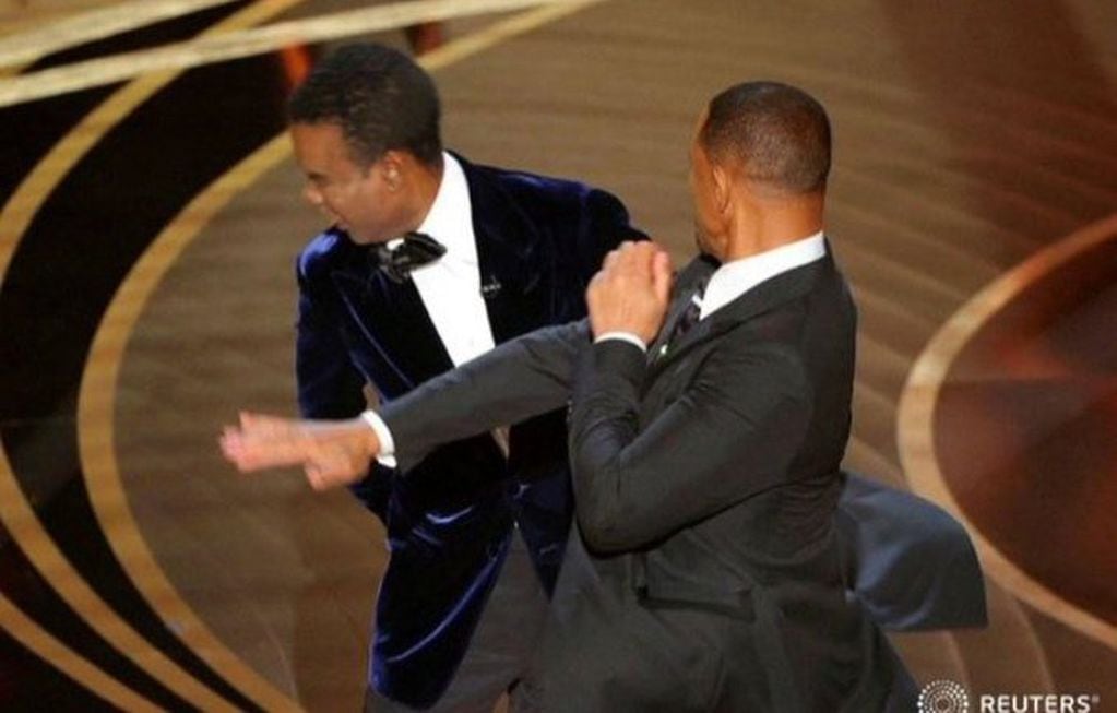 El momento exacto de la bofetada de Will Smith a Chris Rock en el escenario.