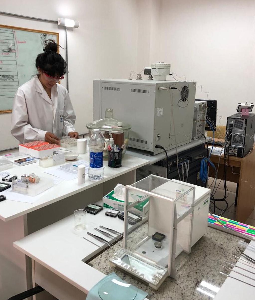 Integrante del equipo realizando mediciones isotópicas en el espectrómetro del Laboratorio de Isótopos Estables en Ciencias Ambientales (LIECA, IDEVEA). Foto: Gentileza Conicet