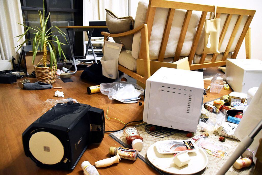 Muebles y electrodomésticos están dispersos en un apartamento en Fukushima, norte de Japón. (AP)