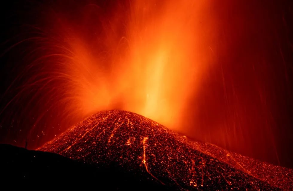 La lava de la erupción de un volcán fluye en la isla de la Palma en las Canarias. (AP)