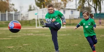 Mati, el chico que no sabe de obstáculos para disfrutar de sus dos pasiones: el fútbol y el rugby. Foto: ADOM