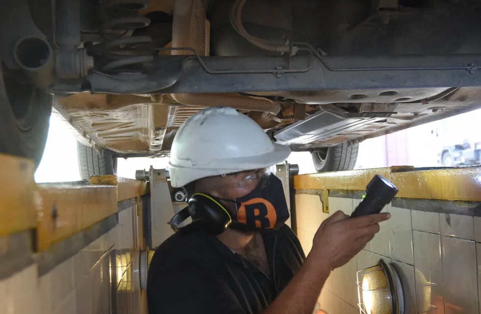 Sergio realiza el control de un automóvil en una de las plantas de RTO autorizadas. Foto: José Gutiérrez/ Los Andes