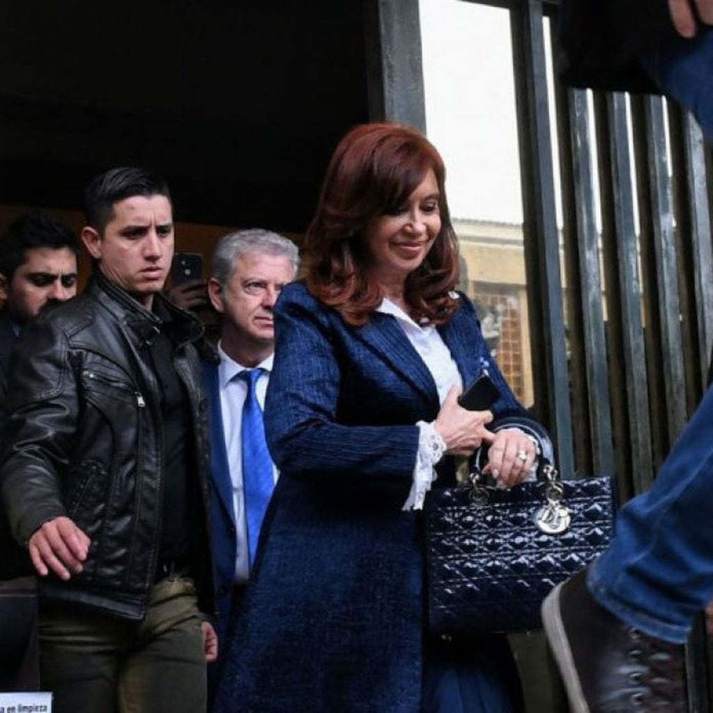 La lujosa cartera de Cristina Fernández con la que pasea medio de la crisis económica del país