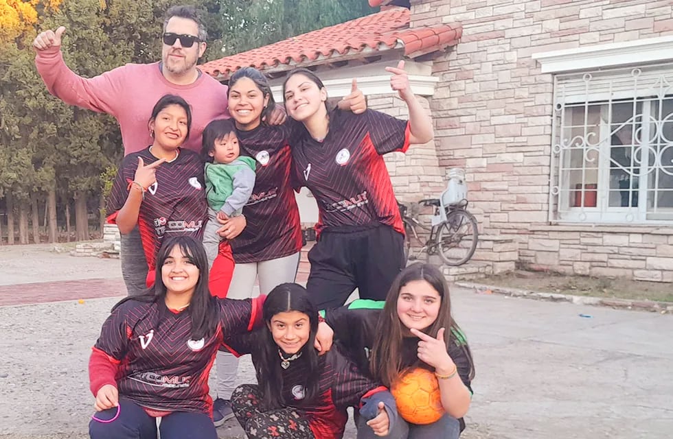 Seis de las jugadoras son residentes del hogar Virgen Niña, de General Alvear. | Foto: gentileza