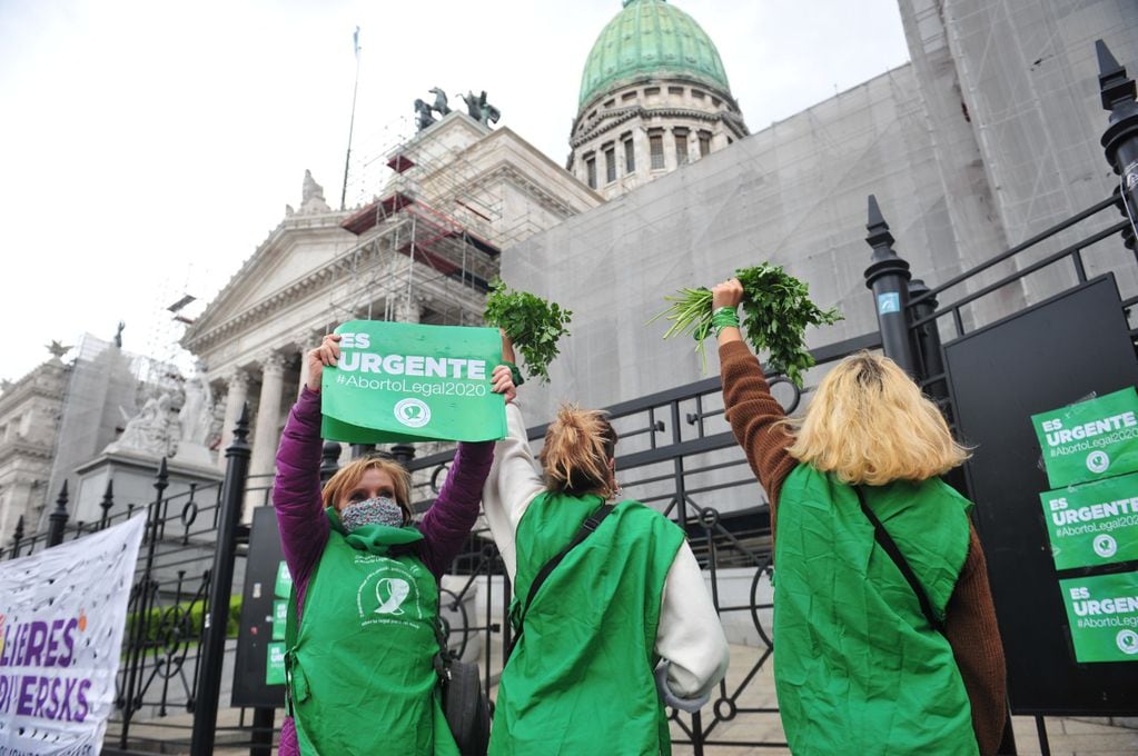Mujeres de todo el país realizaron hoy una "sentada" para reclamar a los legisladores y legisladoras nacionales el tratamiento urgente del proyecto que garantice el aborto - Clarín