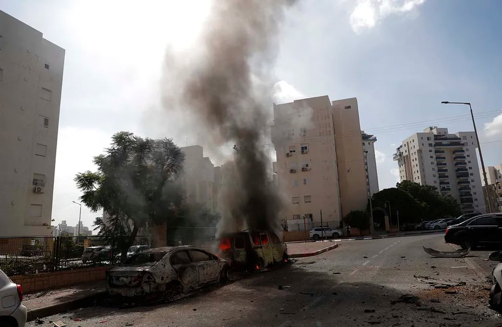 Se lanzaron andanadas de cohetes desde la Franja de Gaza a primera hora del sábado en un ataque sorpresa reivindicado por el Movimiento islamista Hamás. EFE/EPA/ATEF SAFADI