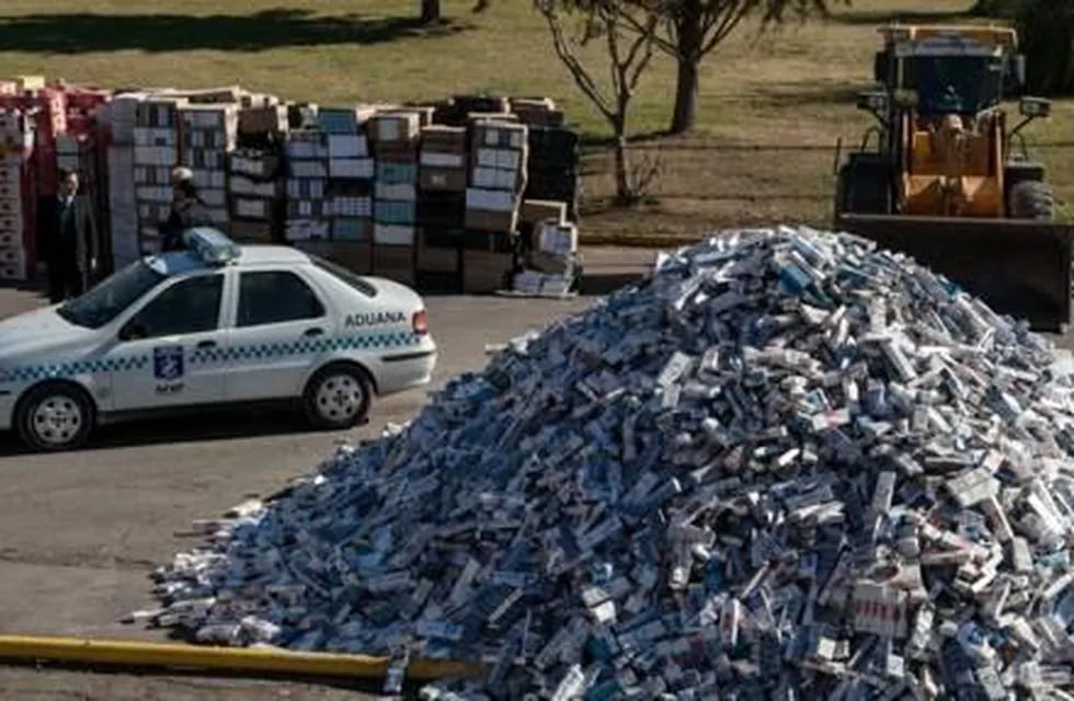 Destruyen 2 millones de paquetes de cigarrillos de contrabando en Maipú
