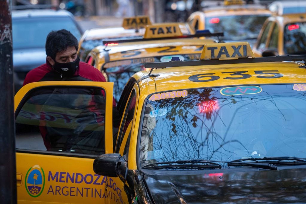 Mendoza será la primera provincia que permitirá a taxistas trabajar con Uber
Foto: Ignacio Blanco / Los Andes