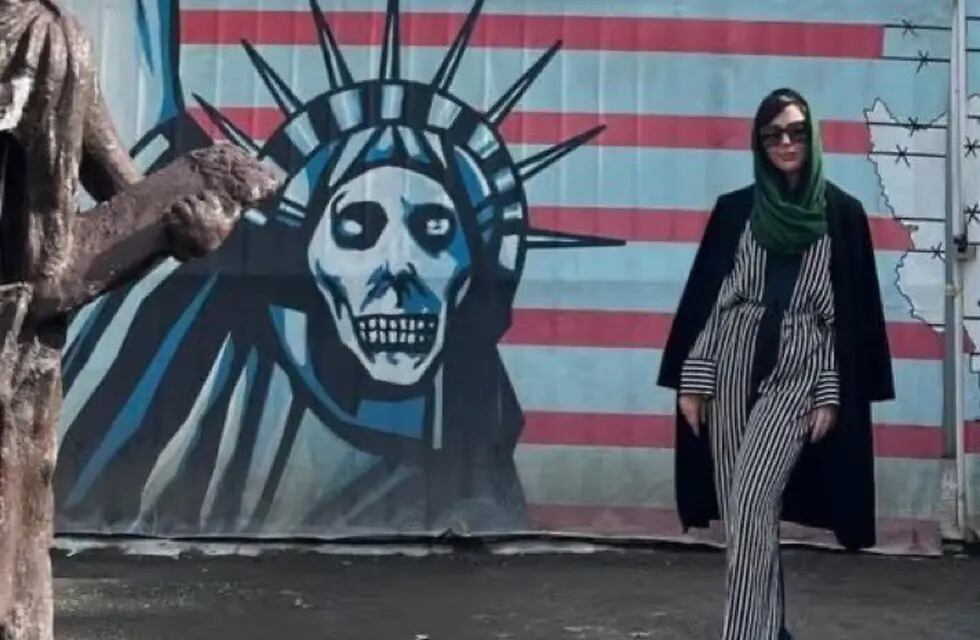 La actriz porno estadounidense estuvo en Teherán, Irán, posando en la exembajada norteamericana, donde el régimen de los ayatolas mantuvo secuestrados a todos los funcionarios durante 444 días.