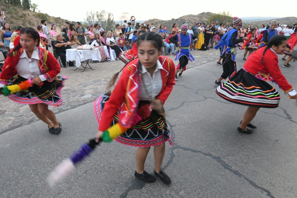 La comunidad peruana en Mendoza brindó un colorido espectáculo con bailes típicos de su cultura.