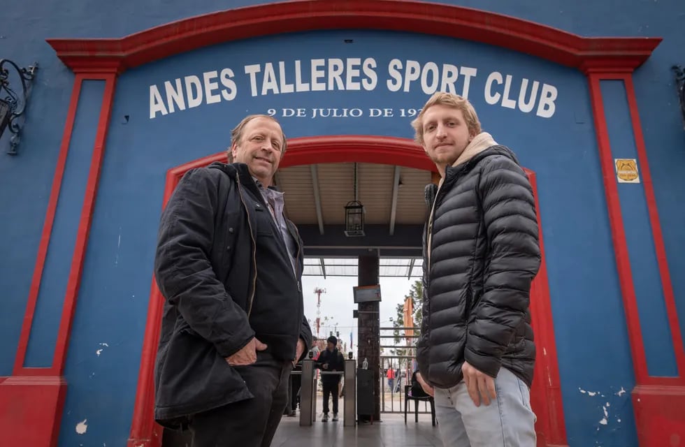 Federico Soldati junto a su hijo Luciano Soldati, dos generaciones campeonas del fútbol de salón de Andes Talleres. Foto: Ignacio Blanco / Los Andes.