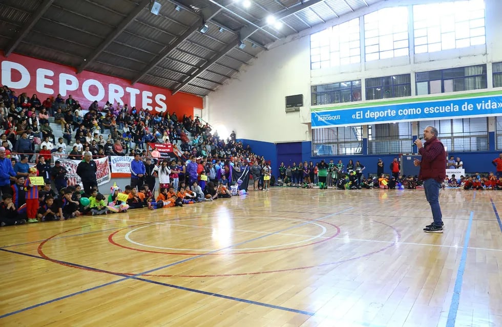 Stevanato dio el puntapié inicial a los torneos de fútbol del departamento. Foto: Maipú Municipio.