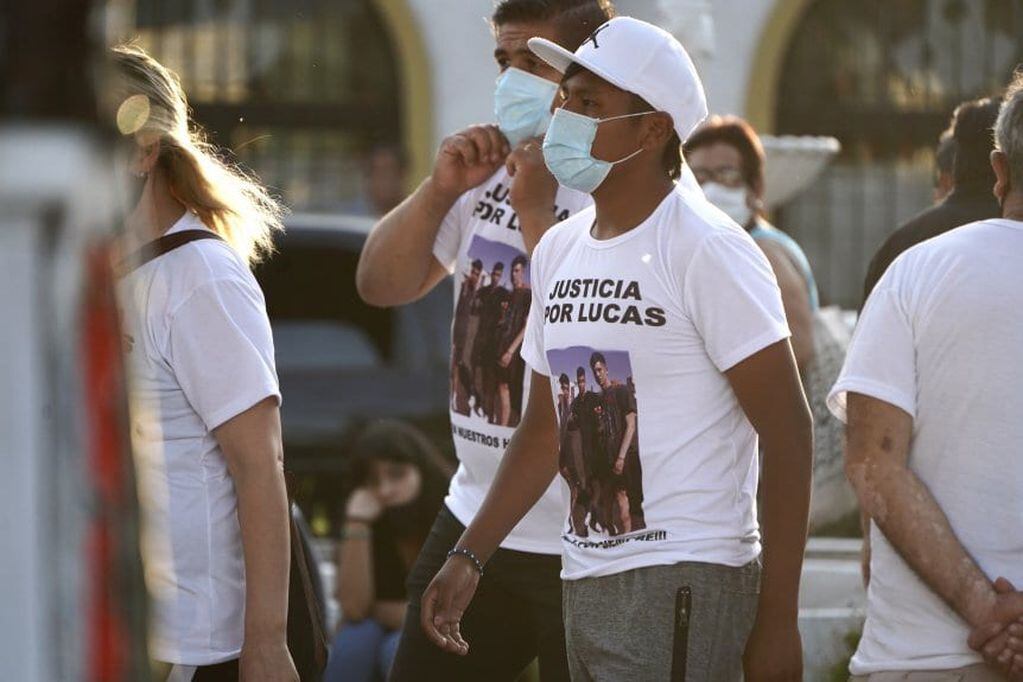 Cientos de personas asistieron al velatorio de los restos de Lucas González, el joven asesinado por policías. Fotos TyC