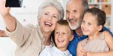 Psicólogo explica por qué no hay que decirles “abuelos” a las personas mayores: “Es un título reduccionista y prejuicioso”