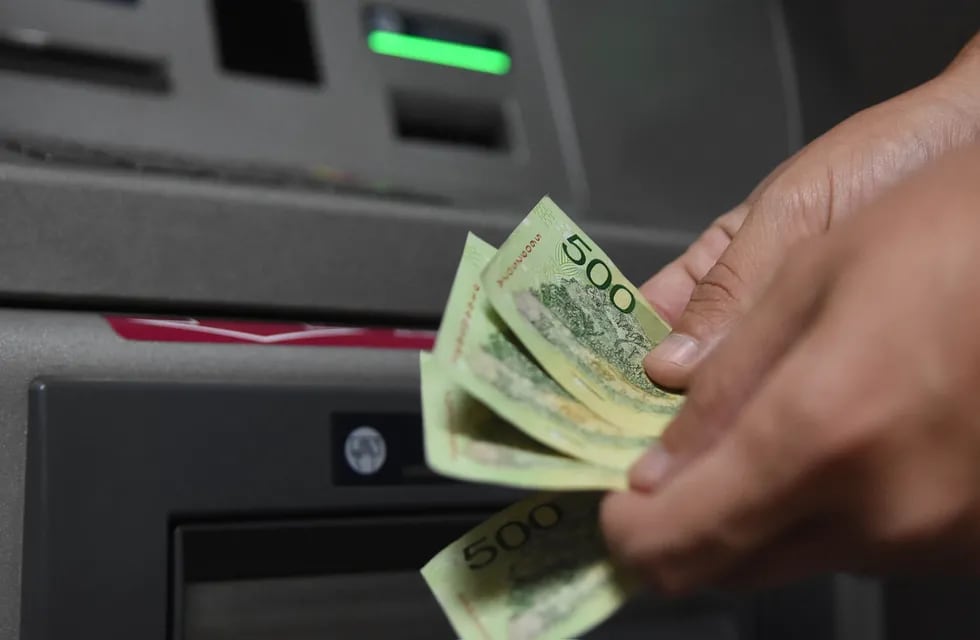 El Banco Central extendió hasta fines de diciembre la suspensión al cobro de comisiones por operar en cajeros automáticos.