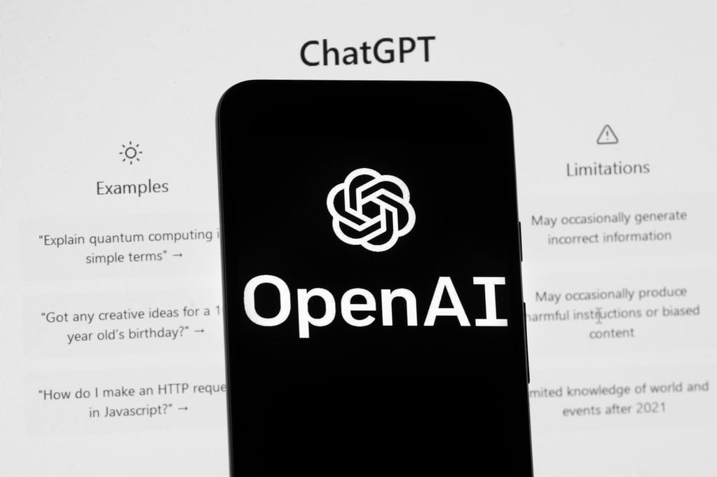  El logo de OpenAI es visto en un celular frente a la pantalla de una computadora que muestra la pantalla inicial de ChatGPT, el 17 de marzo de 2023, en Boston. (AP Foto/Michael Dwyer, archivo)