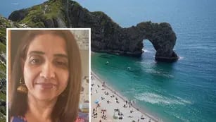 Una mujer murió al caer por un acantilado en una playa