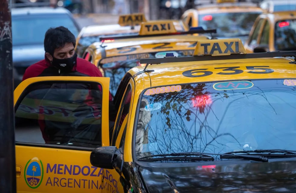 El Gobierno analizará un aumento en las tarifas de taxis y remises de Mendoza
Foto: Ignacio Blanco / Los Andes