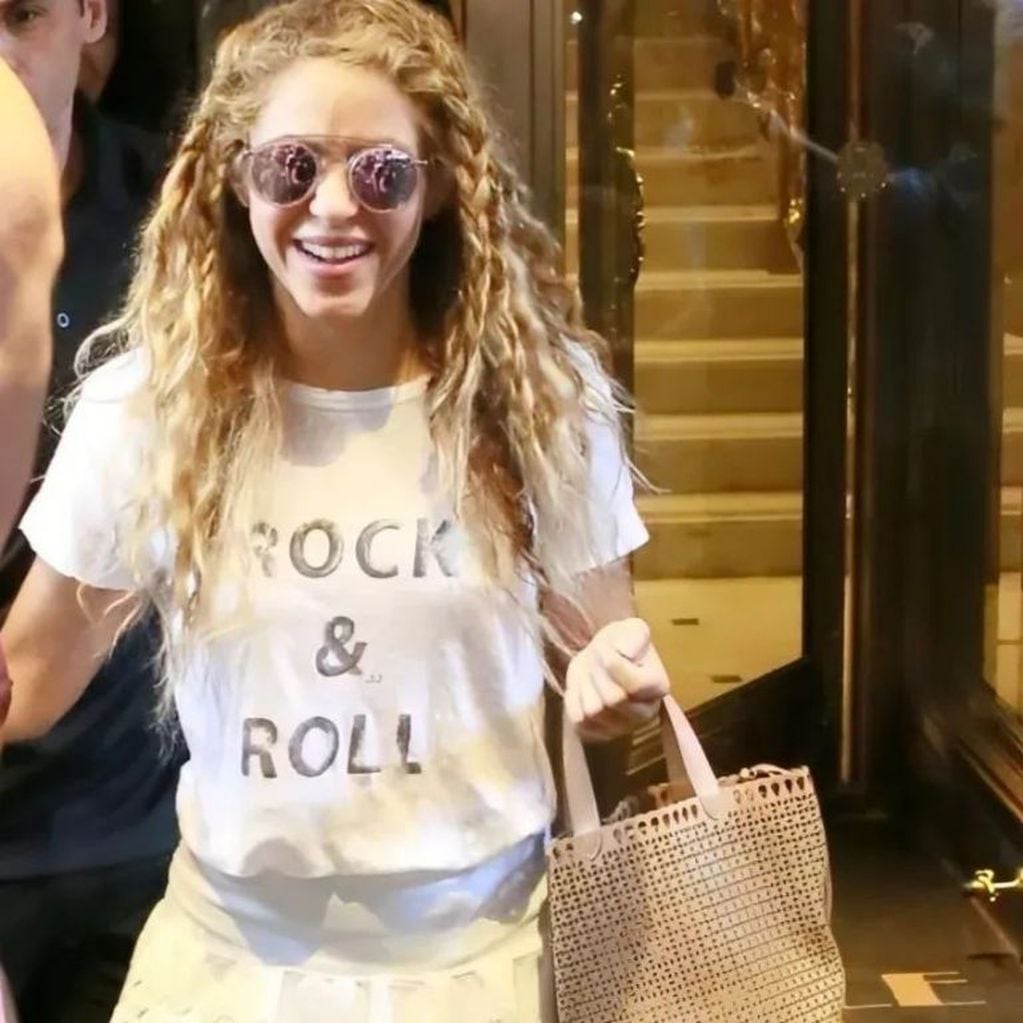 Shakira lleva su cartera favorita a todos lados. (web)