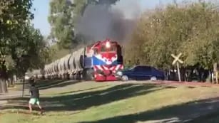 Video: un auto quedó sobre las vías y fue enbestido por el tren en Córdoba