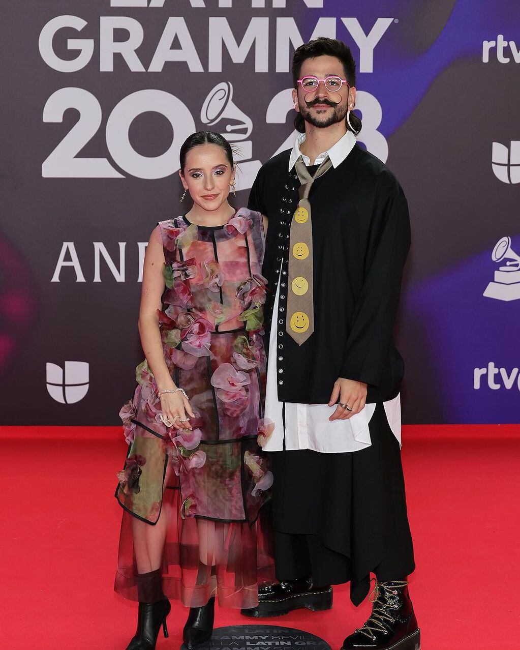 El matrimonio asistió a los Latin Grammy y dio la nota por sus alocados atuendos.