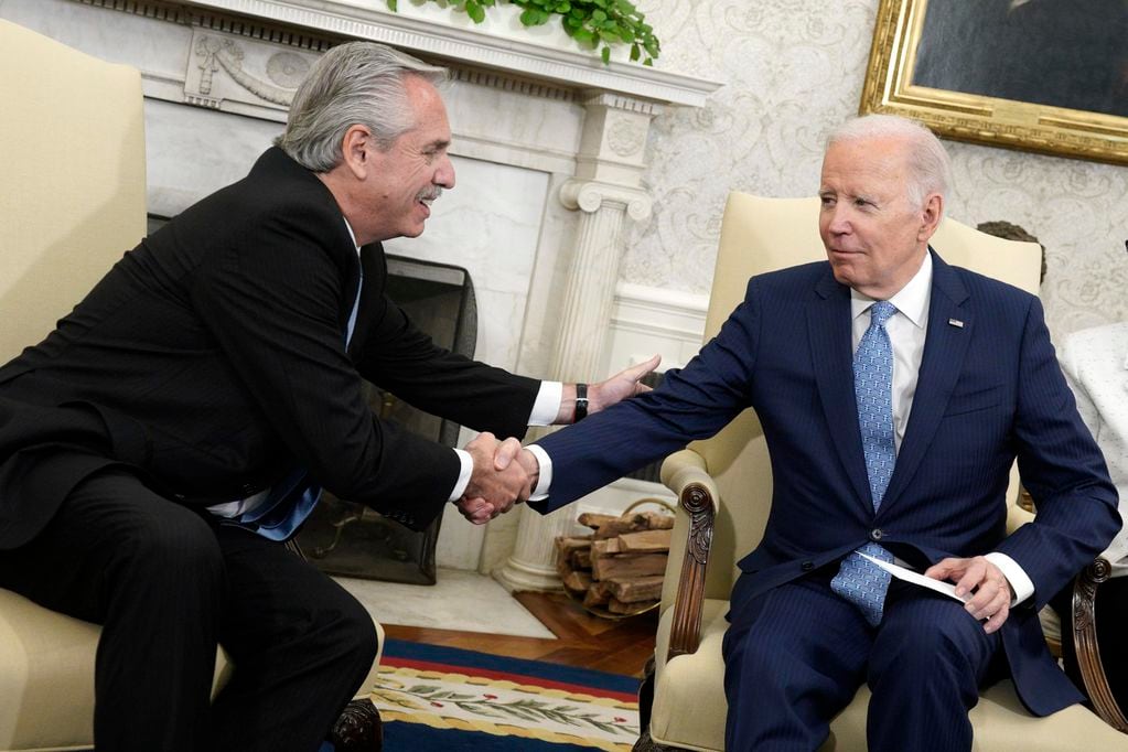 El presidente de los Estados Unidos, Joe Biden, se reunió con el presidente Alberto Fernández en la Oficina Oval de la Casa Blanca en Washington, DC. Foto: EFE/EPA/Yuri Gripas / POOL