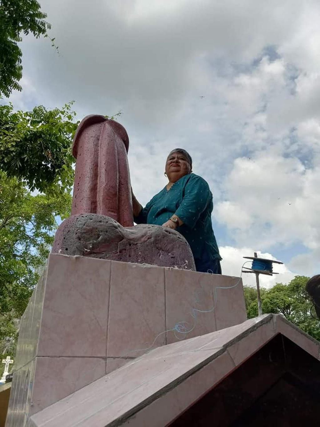 Doña Cata había solicitado, antes de dejar este mundo a los 98 años, que su tumba fuese adornada con la estatua gigante de un pene. Foto: Web