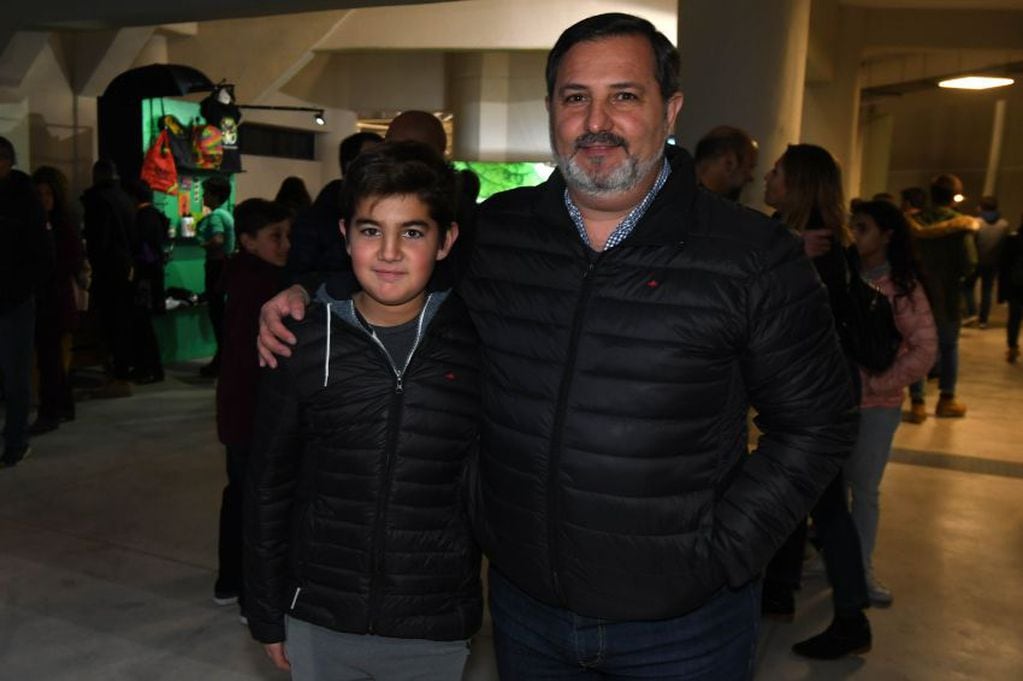 
Padre e hijo: Lucas y Andrés Zavattieri también visitaron los juegos antes de la función.
